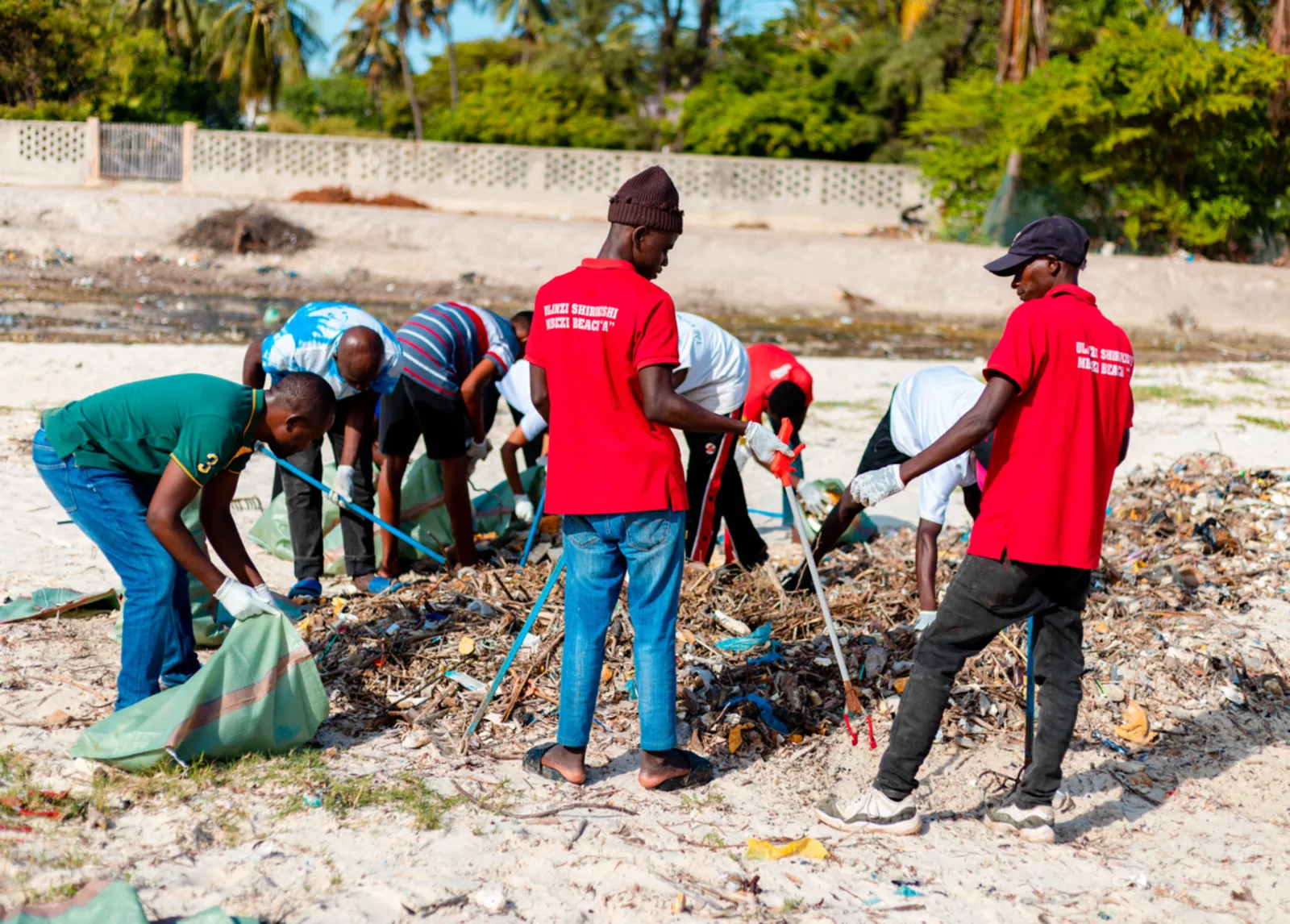 Washiriki na ulinzi shirikishi kwenye beach clean-up